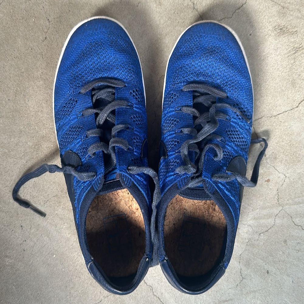 Nike Blue and black men size 9.5- tennis classic ultra fly net